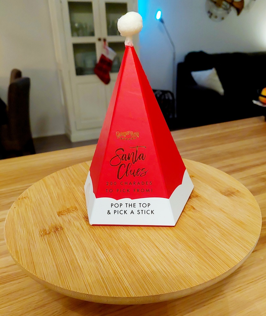 Het spel Santa Clues op een plateau op een tafel. 