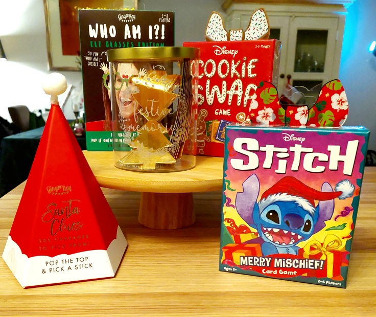 Vijf kerstspellen uitgestald op een tafel. 