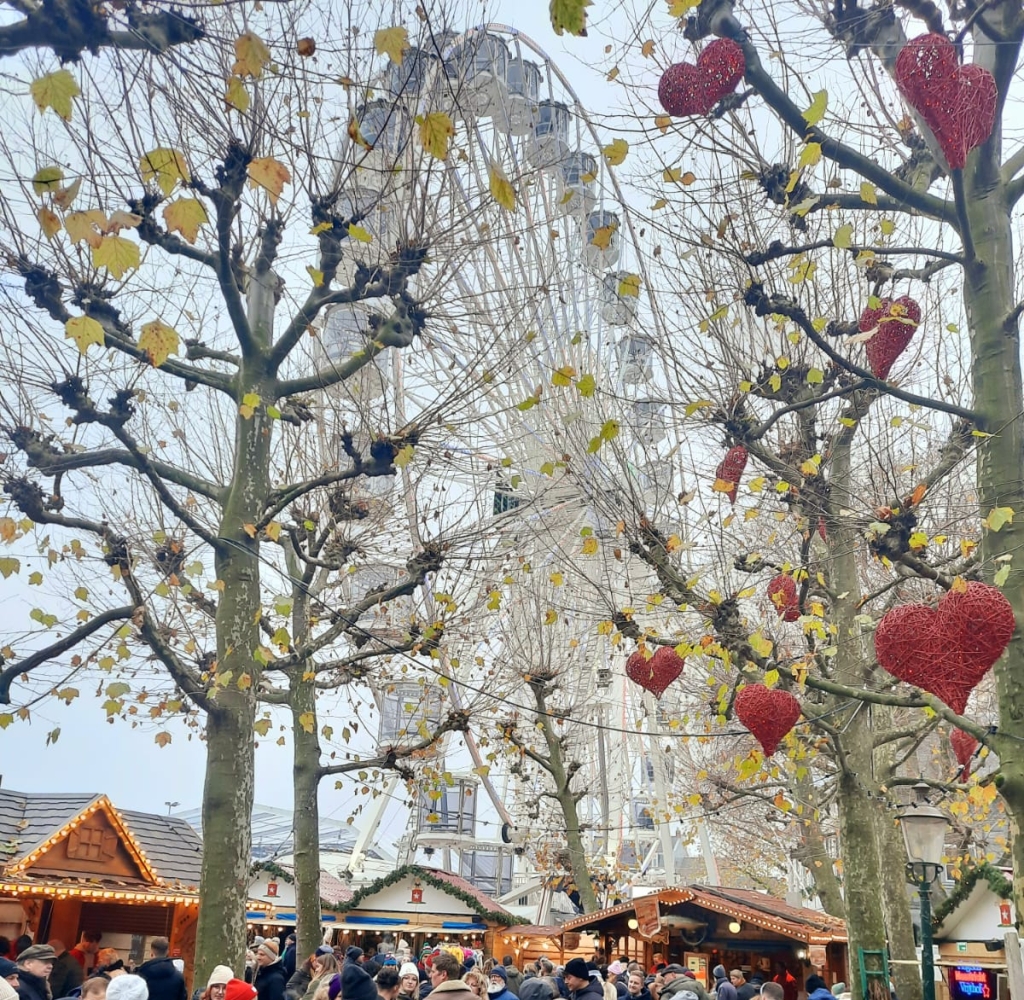 Reuzenrad van Maastricht met kerstverlichting