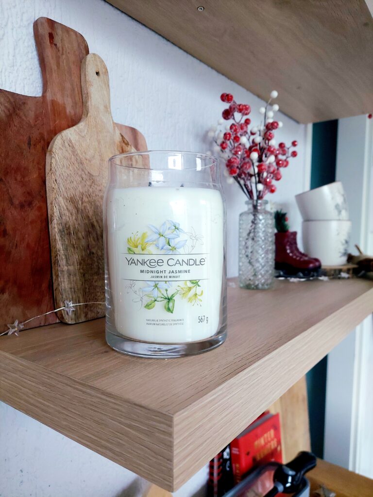 Witte geurkaas op een plank met winterachtige decoratie.