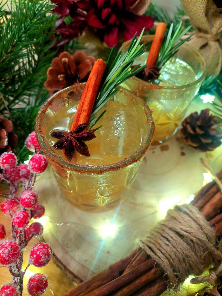 Kerstig drankje omringt door kerstdecoratie.