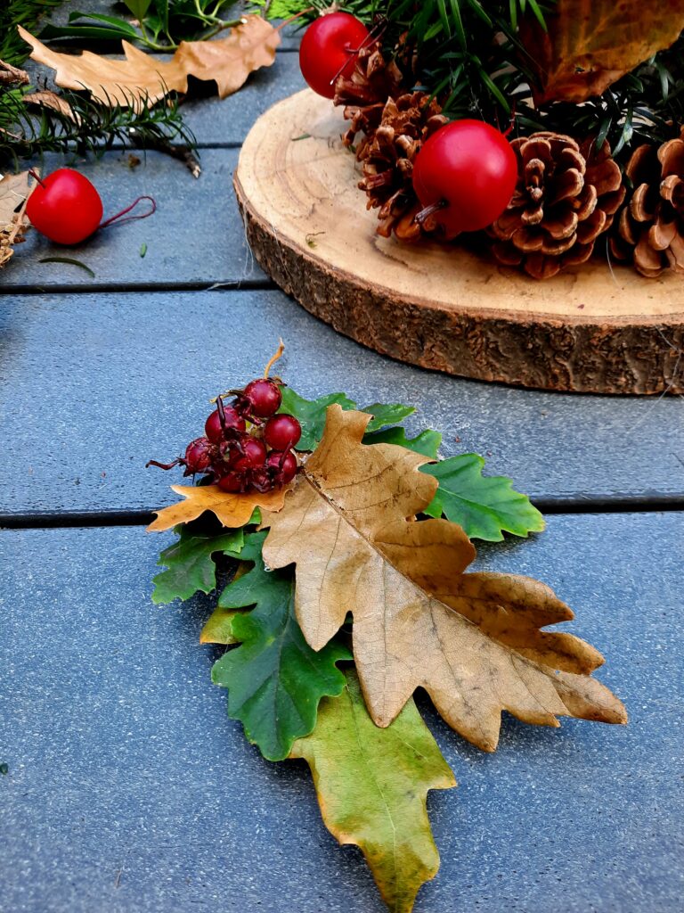Herfstdecoratie voor bij je DIY herfst- en kersttafelstuk met natuurlijke elementen
