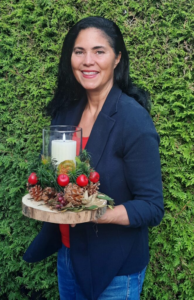 Carmen met  DIY herfst- en kersttafelstuk van natuurlijke elementen