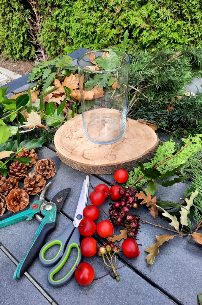 Materialen voor DIY herfst- en kersttafelstuk met natuurlijke elementen