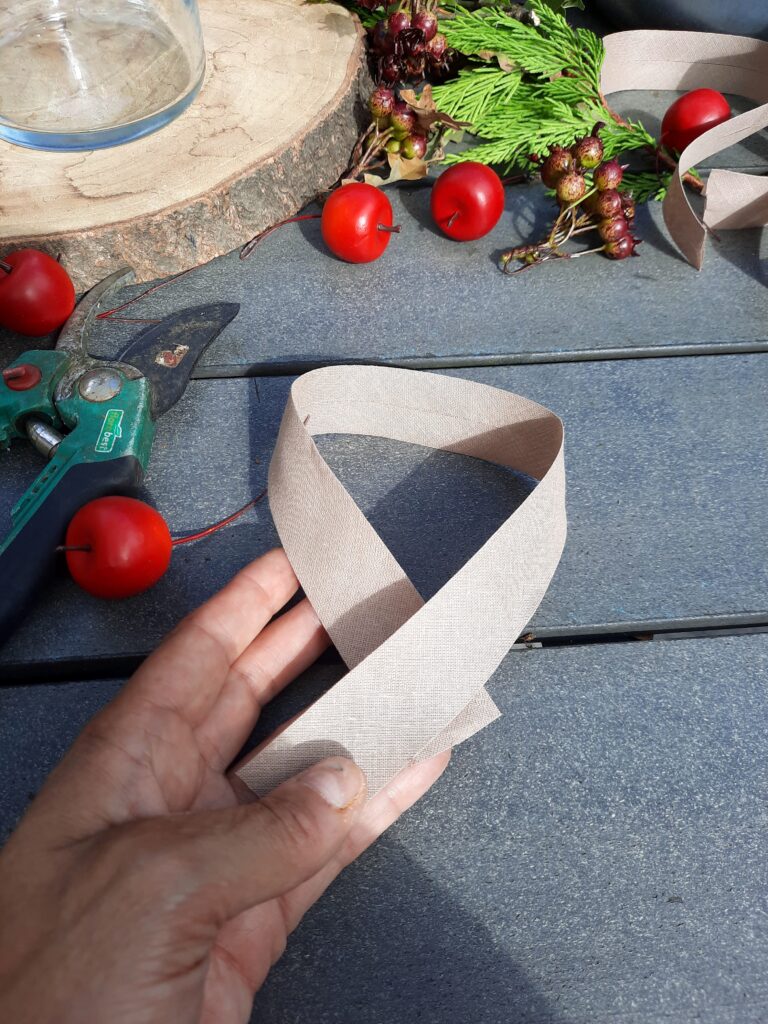 Lint voor je DIY herfst- en kersttafelstuk met natuurlijke elementen