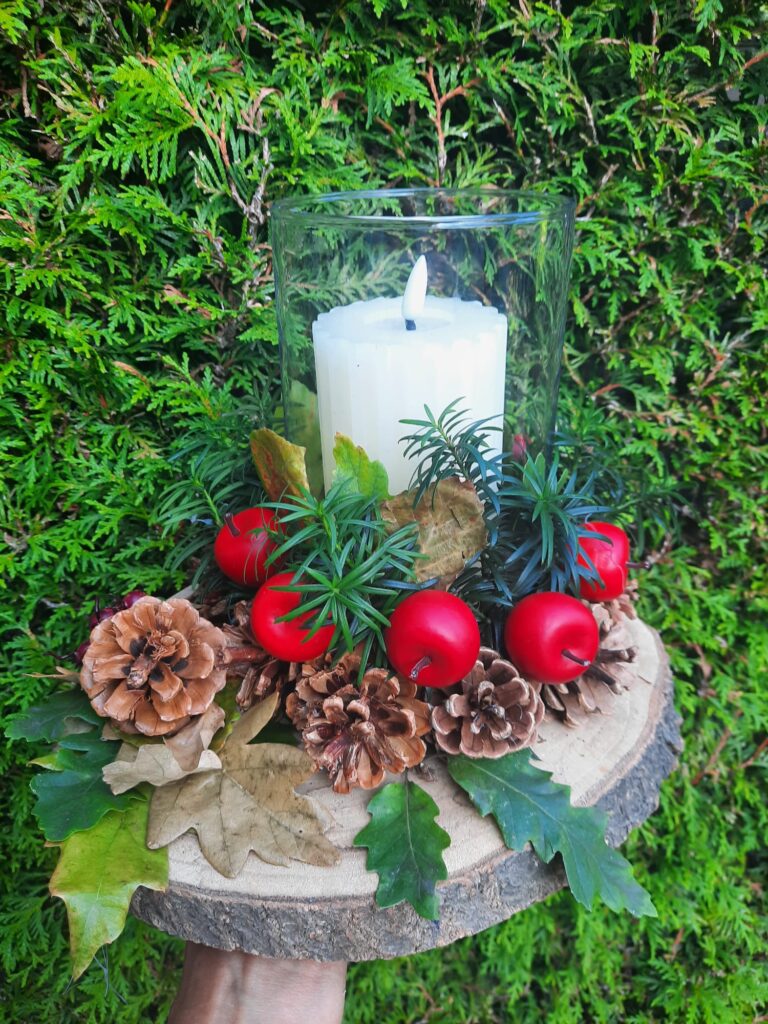 Appeltjes voor je DIY herfst- en kersttafelstuk met natuurlijke elementen in zijn geheel. 