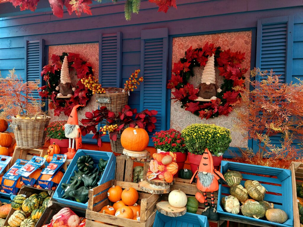 Herfstdecoratie met pompoenen, rode kransen en vrolijke gnomes bij Intratuin Halsteren tijdens Oktober Joys.