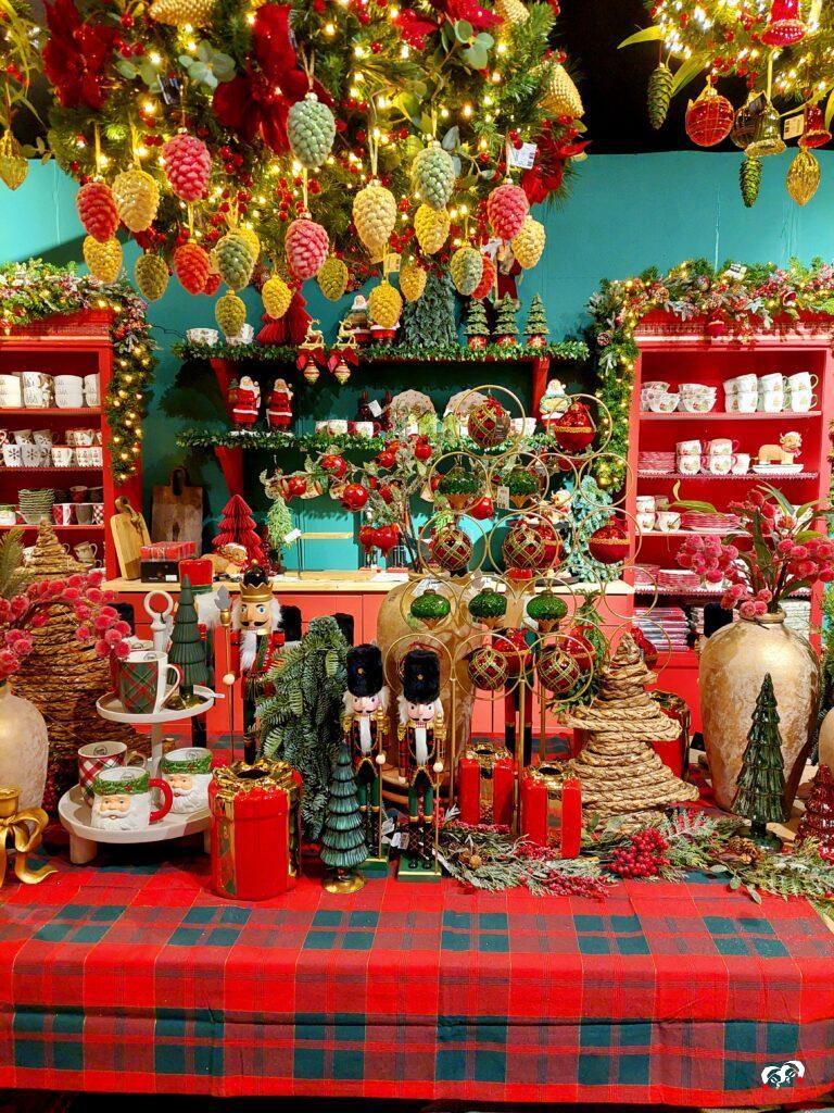 Kersttafel van het klassieke kerstthema So this is Christmas bij de kerstshow van Coppelmans Oisterwijk. 