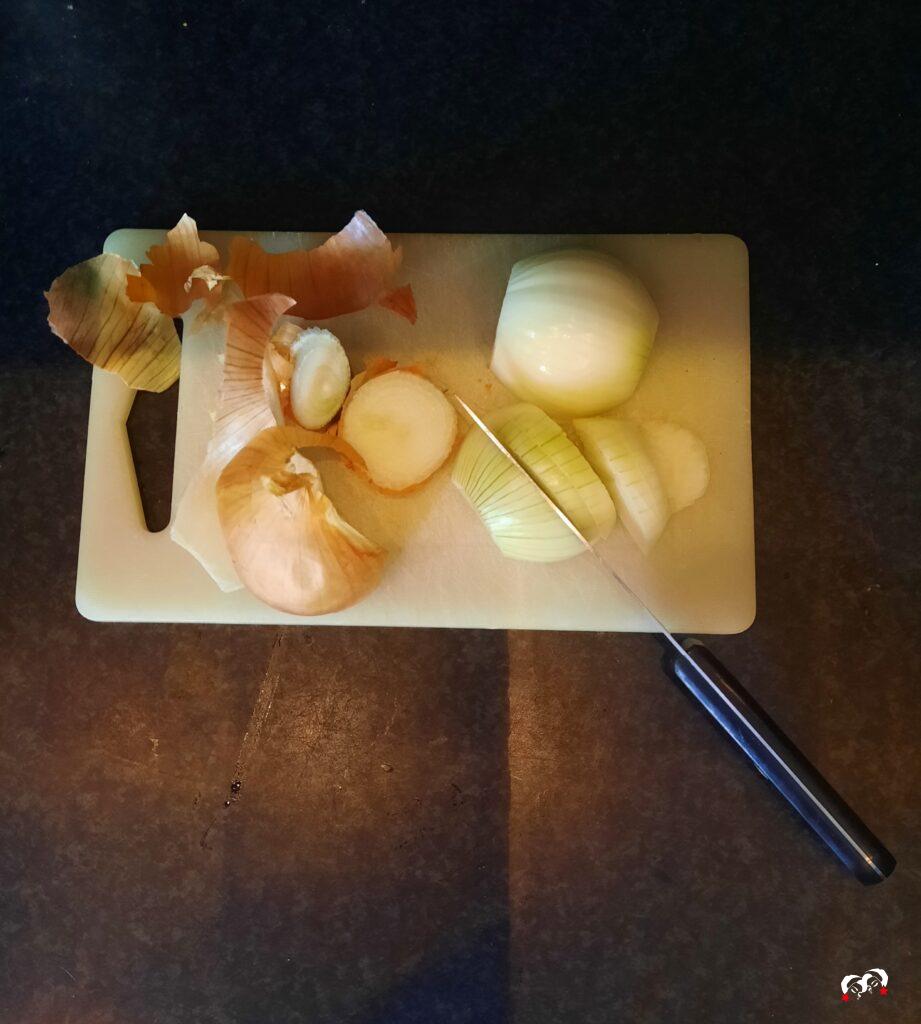 Gesneden ui op een snijplank