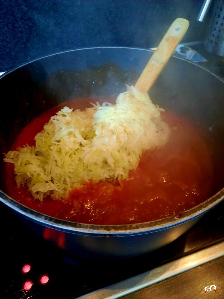 Zuurkool en rode saus