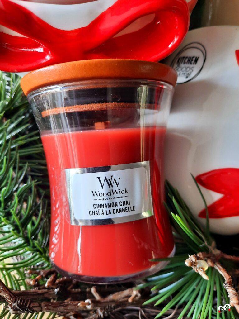 Mini WoodWick Cinnamon Chai geurkaars, warm en kruidig – onderdeel van de Cosy Moments Goodiebox.