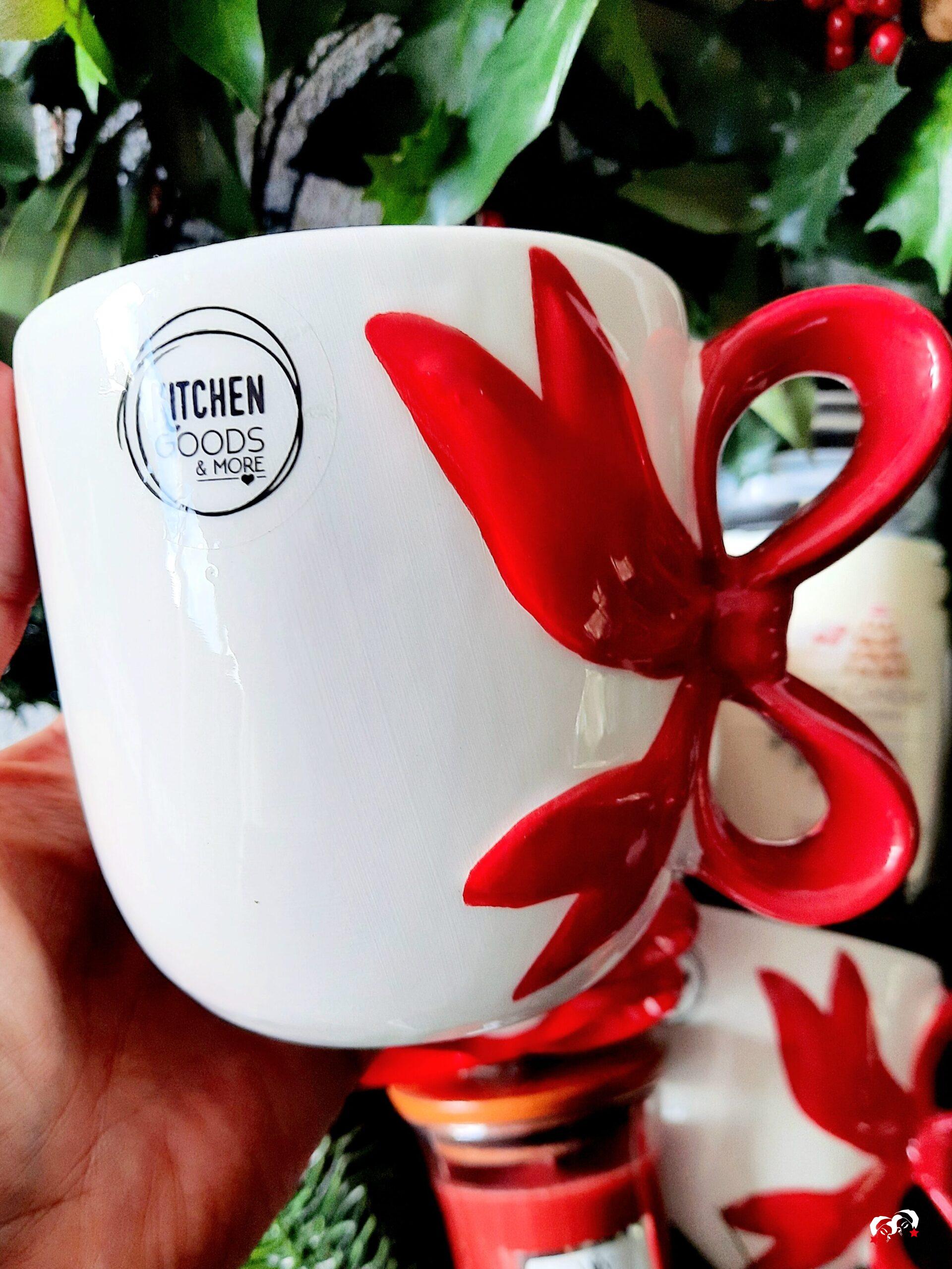 Twee witte keramieken kerstbekers Liz van Kitchen Goods & More, feestelijk gepresenteerd in de Cosy Moments Goodiebox.