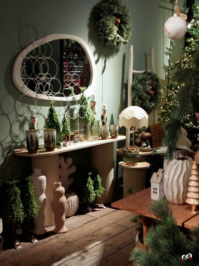 COsy Christmas neutrals hoekje met spiegel en decoratieve ladder bij de kerstshow van Coppelmans Oisterwijk.