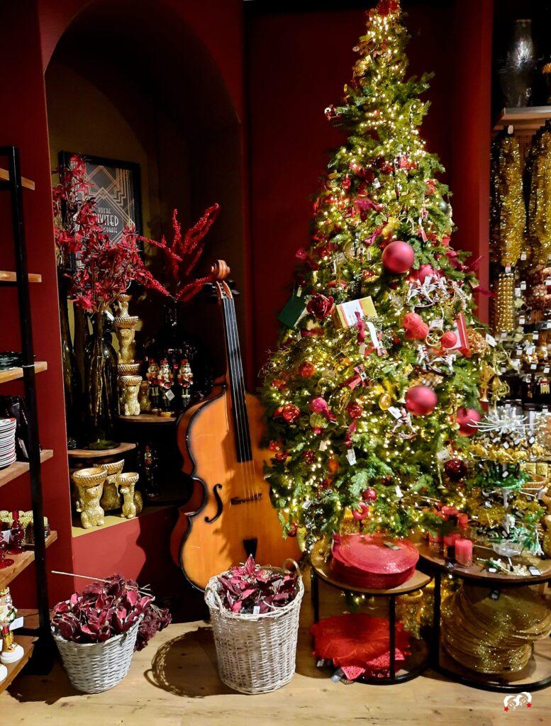 Celle en kerstboom met rode ballen