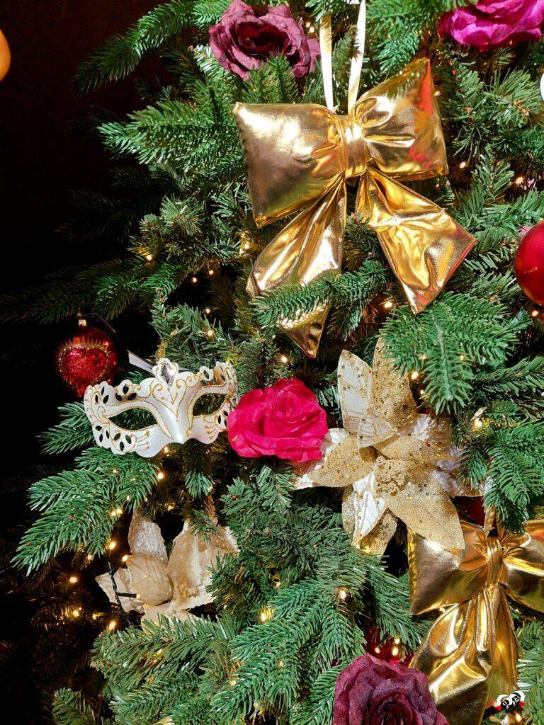 Harlequin masker en luxe decor van het La Vie En Rose thema van de kerstshow Coppelmans Oisterwijk