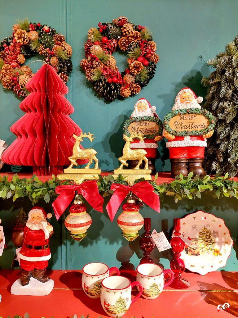 Klassieke kerstmannen met een Merry Christmas bord bij het So this is Christmas kerstthema van de kerstshow van Coppelmans Oisterwijk. 