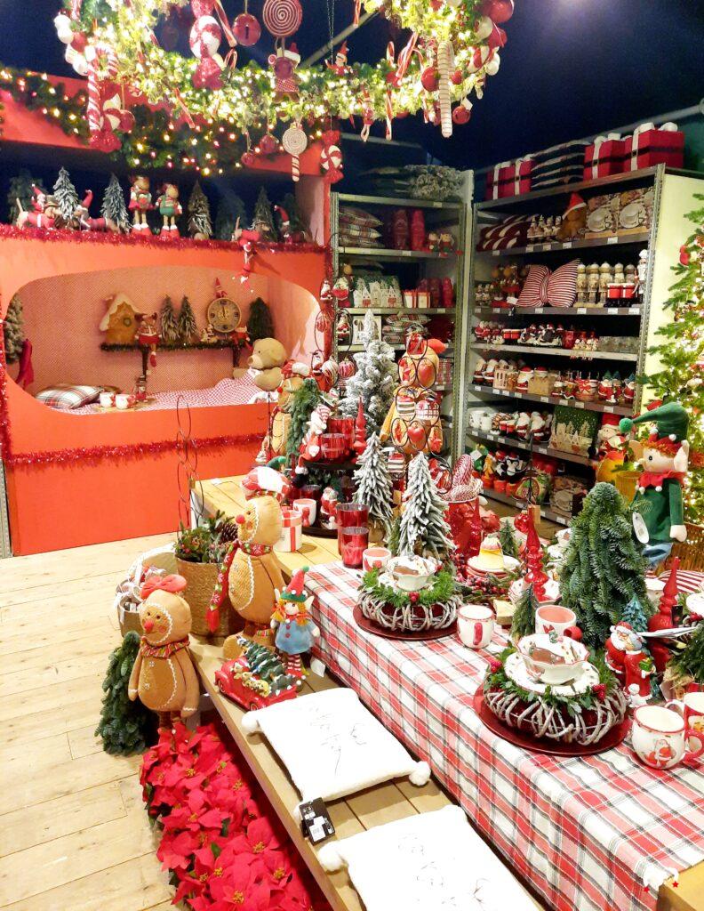 Scandinavische kerstthema Together Again bij kerstshow Coppelmans Oisterwijk. Picnic tafel en bed met beer.