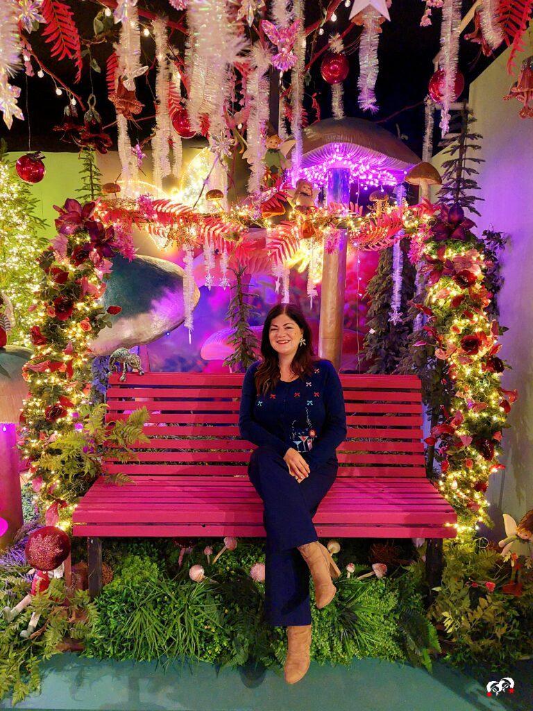 Yardéna bij het paarse bank van het Bohemian Forest kerstthema van de kerstshow bij Coppelmans Oisterwijk.