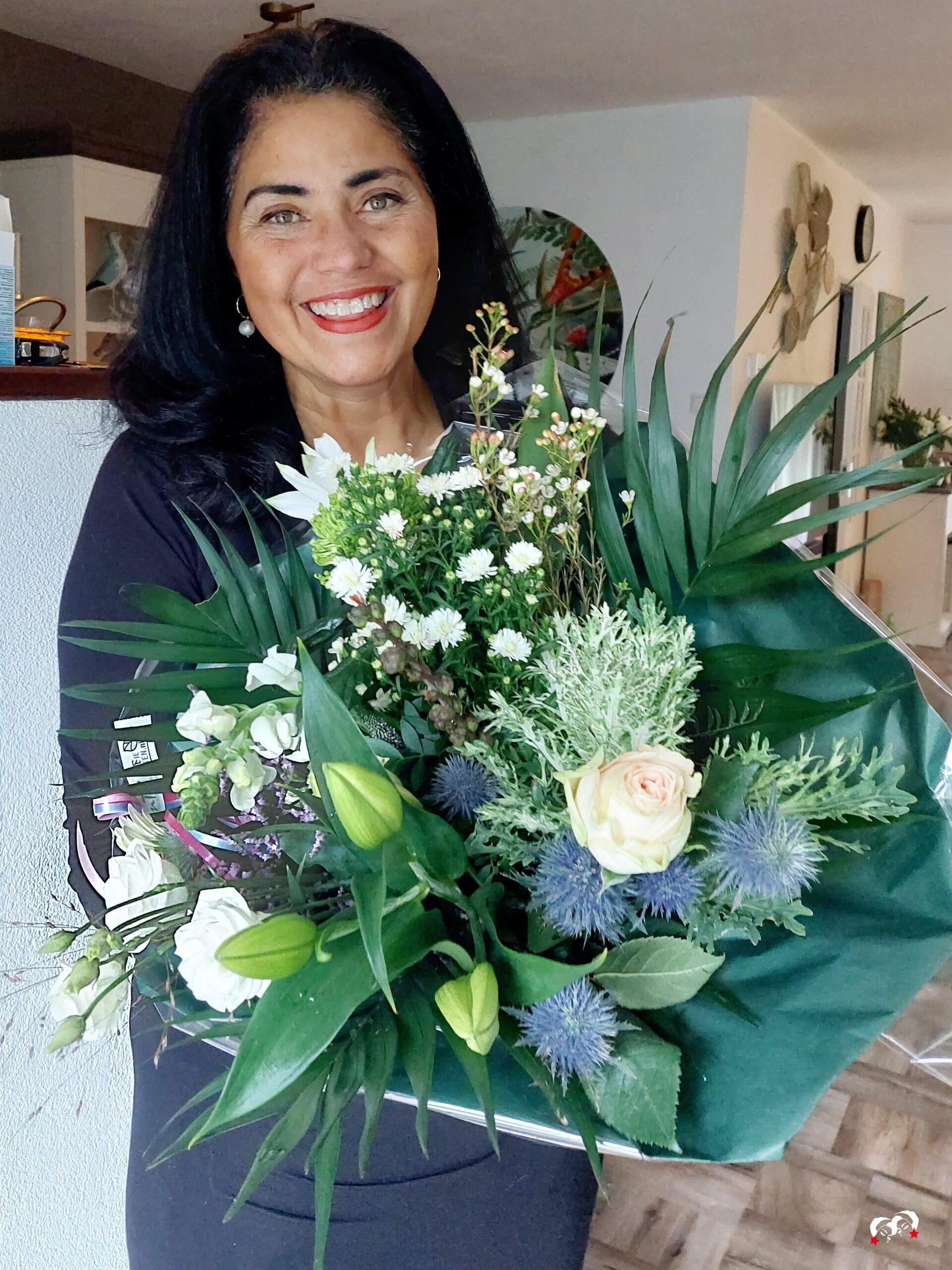 Carmen met een grote bos bloemen.
