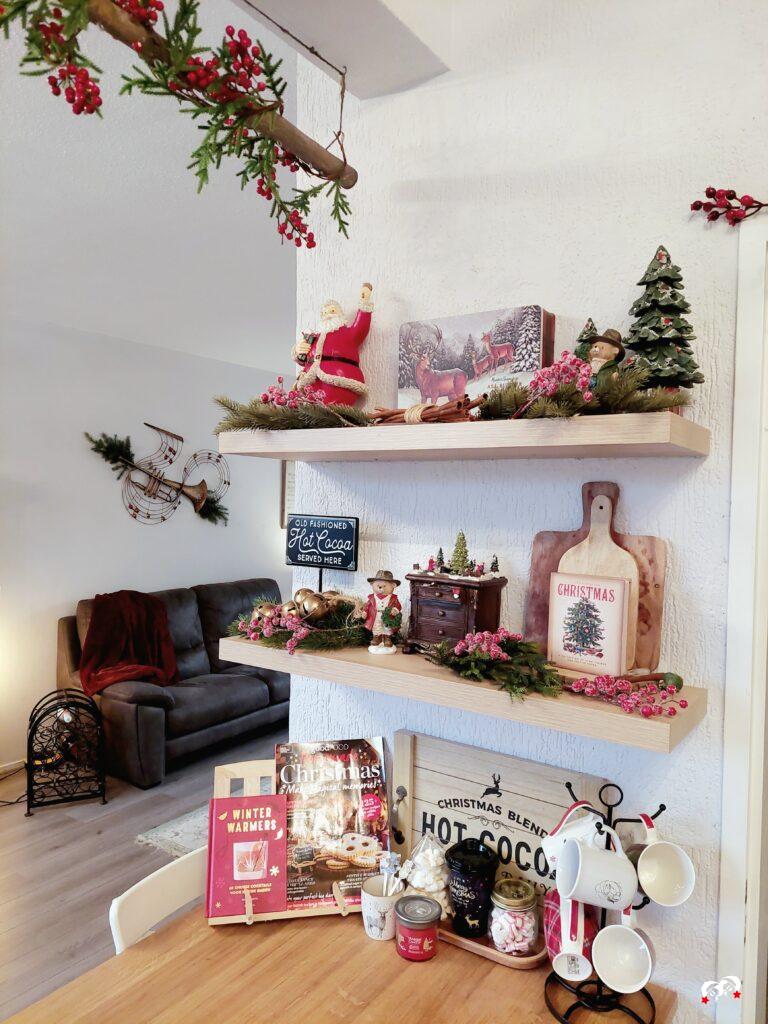 Keukenplanken met klassieke kerstversiering en decoratie