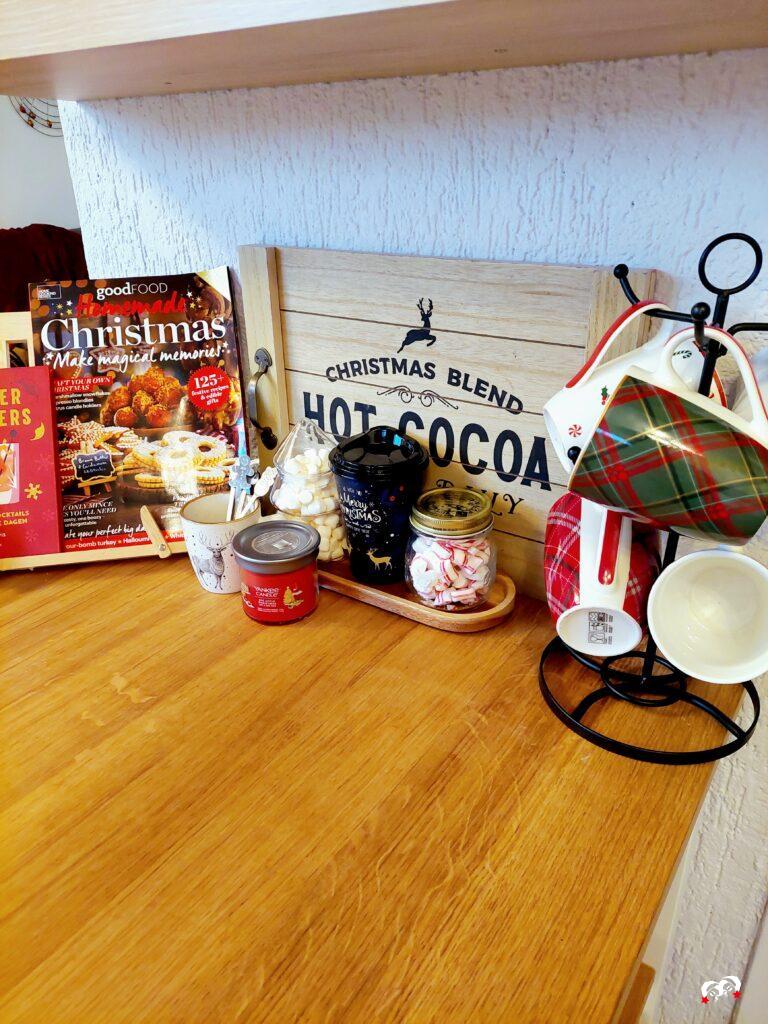 Hot choco bar met verschillende mokken met tartanprint en een groote Hot Cocoa bord