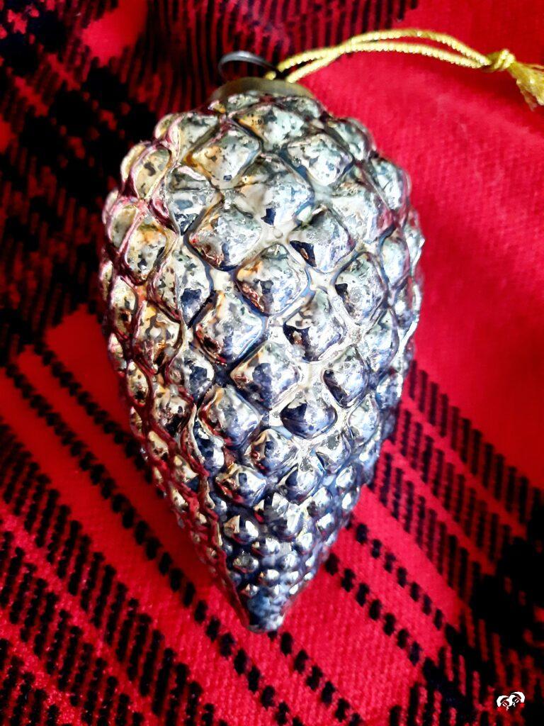 Klassiek zilveren dennenappel ornament