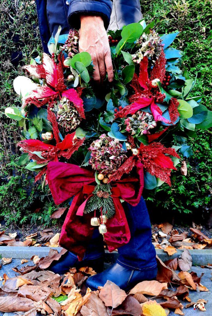 Kerstkrans DIY met gedroogde hortensia’s en kunstbloemen