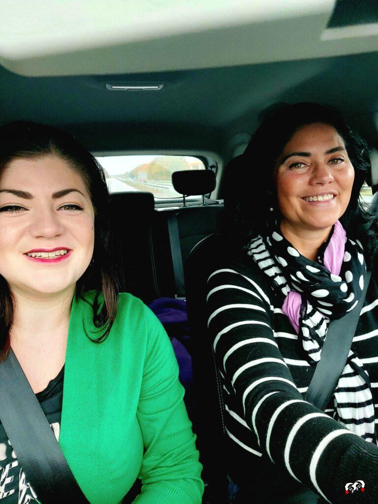 Yardéna & Carmen in de auto