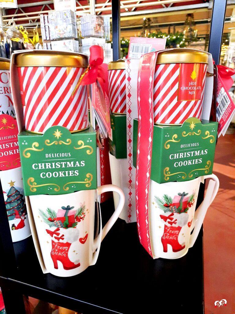 Kerstmok gevuld met koekjes en chocomel, verpakt als cadeau