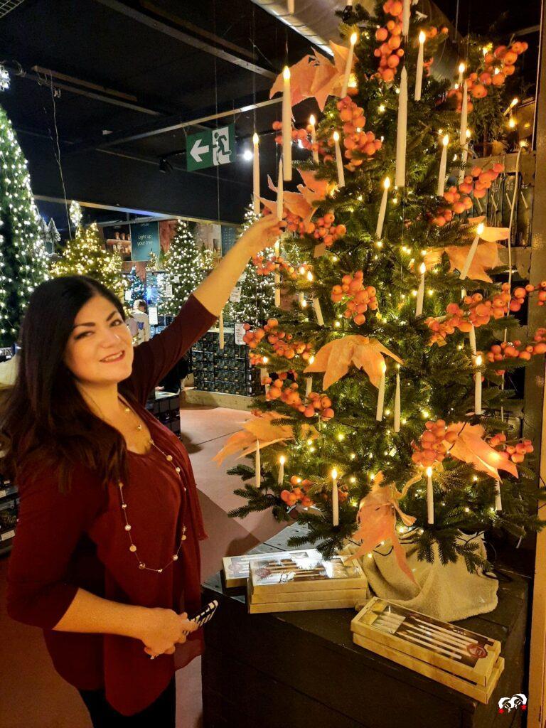 Yardéna bij een boom vol warme ornamenten