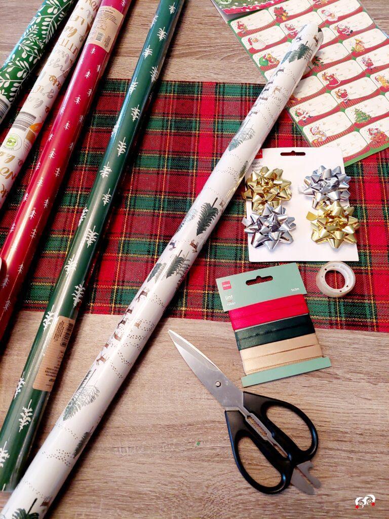 Rollen inpakpapier met kerstpatronen