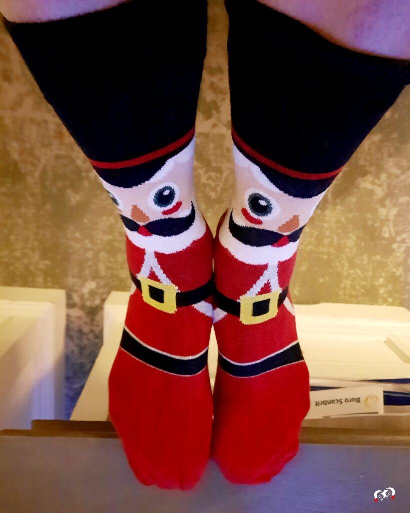 Rode kerstsokken met een notenkraker