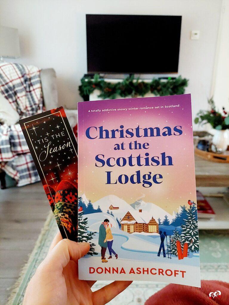 Christmas at the Scottish Lodge van Donna Ascroft met een kerstboekenlegger