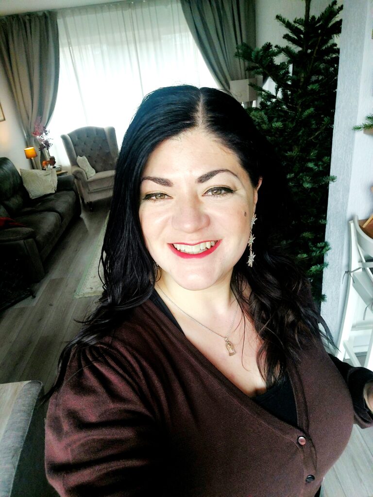 Yardéna in de woonkamer met een kerstboom op de achtergrond