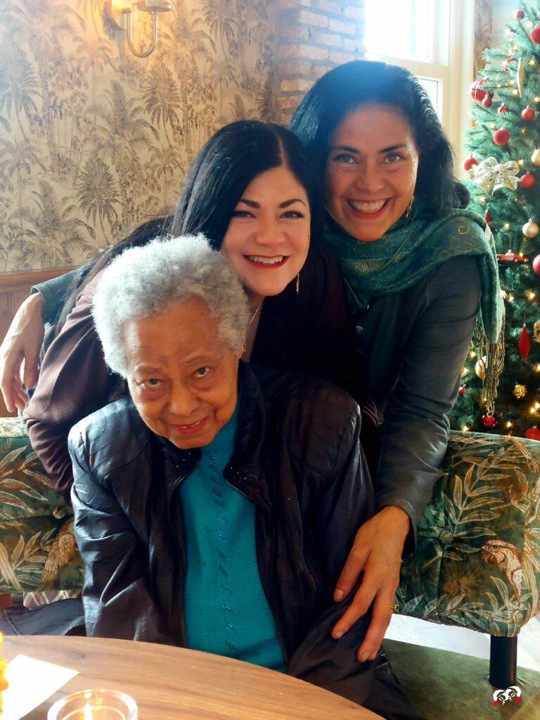 Carmen en Yardéna met oma