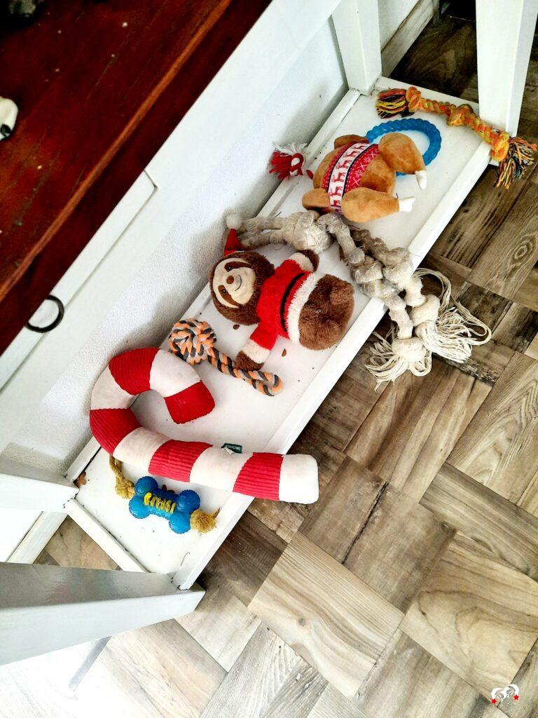 Kerst dierenknuffels op een rij onder de kast