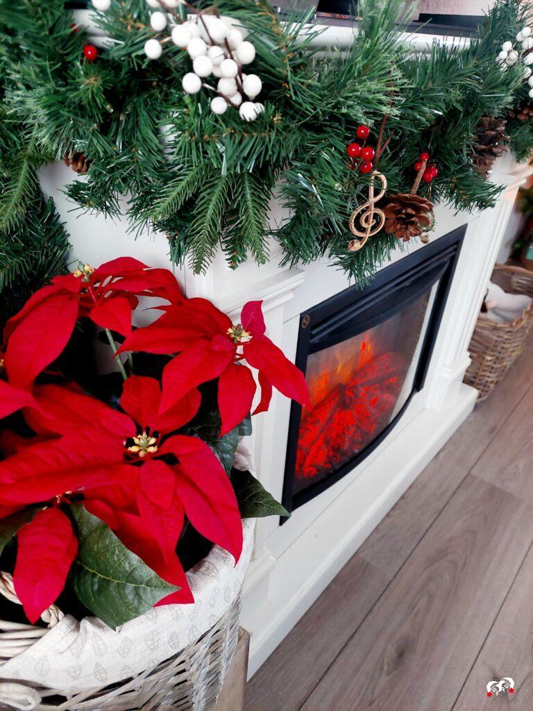 Kerst openhaard met guirlande en versiering met muzieknoten.