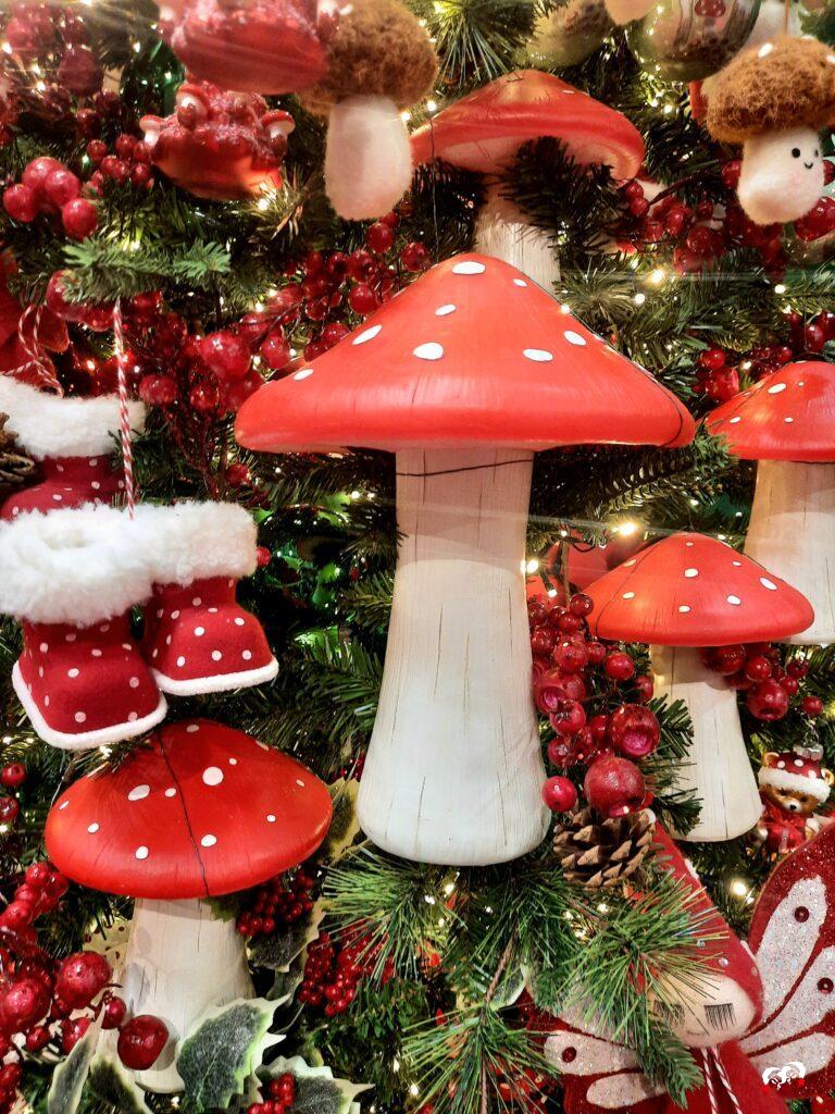 Rode paddenstoelen met witte stippen en rode kerstmanlaarzen in een sprookjesachtige kerstsetting