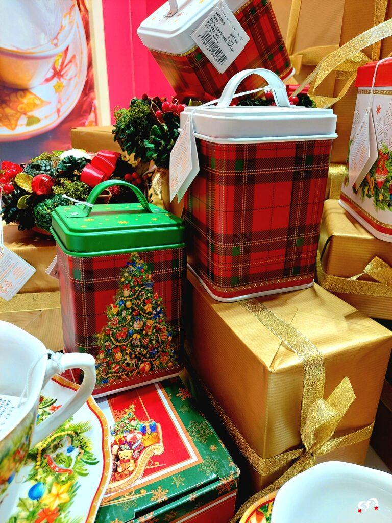 Kerstblikjes met een klassiek tartan ruitpatroon in feestelijke kleuren.