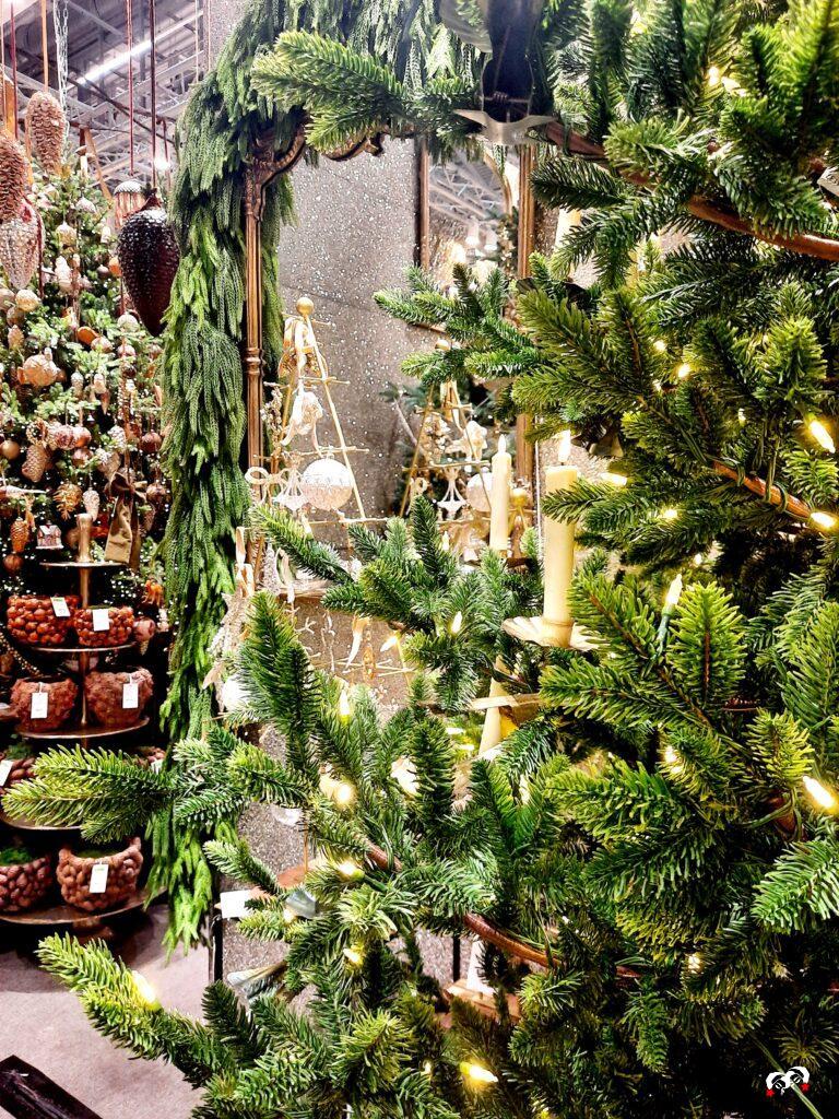 Natuurlijk kerstinterieur met groene kerstbomen, bruine decoraties, een gouden spiegel en groene guirlande