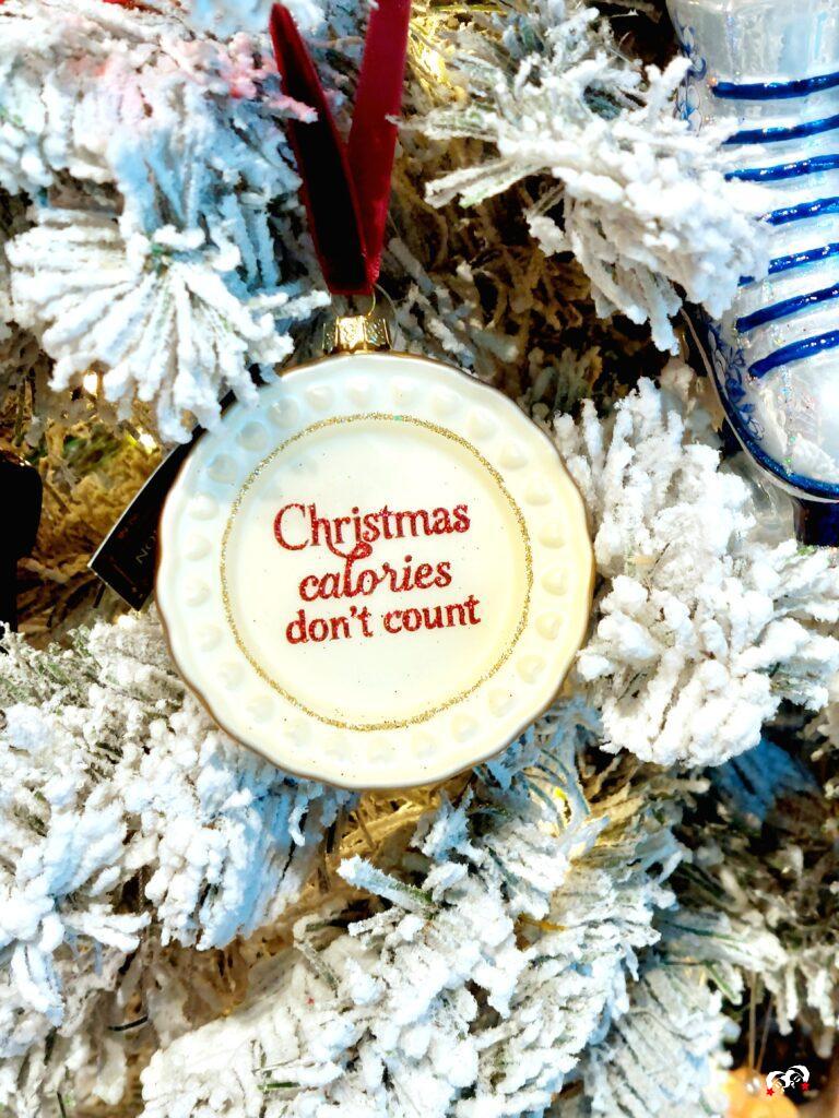 Kerstornament met bordje Christmas Calories Don't Count in besneeuwde kerstboom