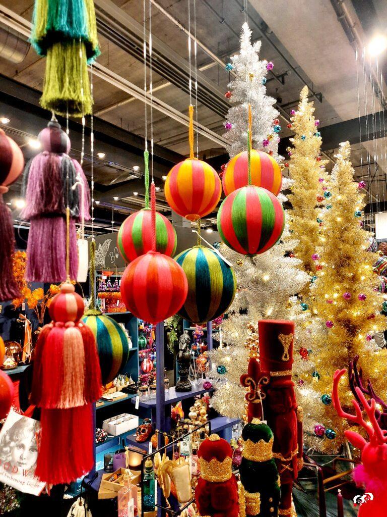 Kerstballen in felle kleuren en contrasterende tinten voor een vrolijke en opvallende kerstdecoratie.