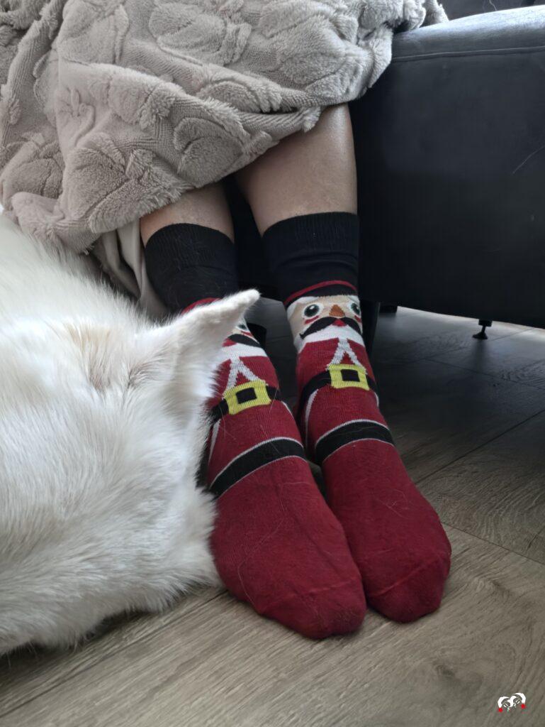 Gezellige kerstsokken onder een zachte pompoendeken in een knusse herfstsfeer.