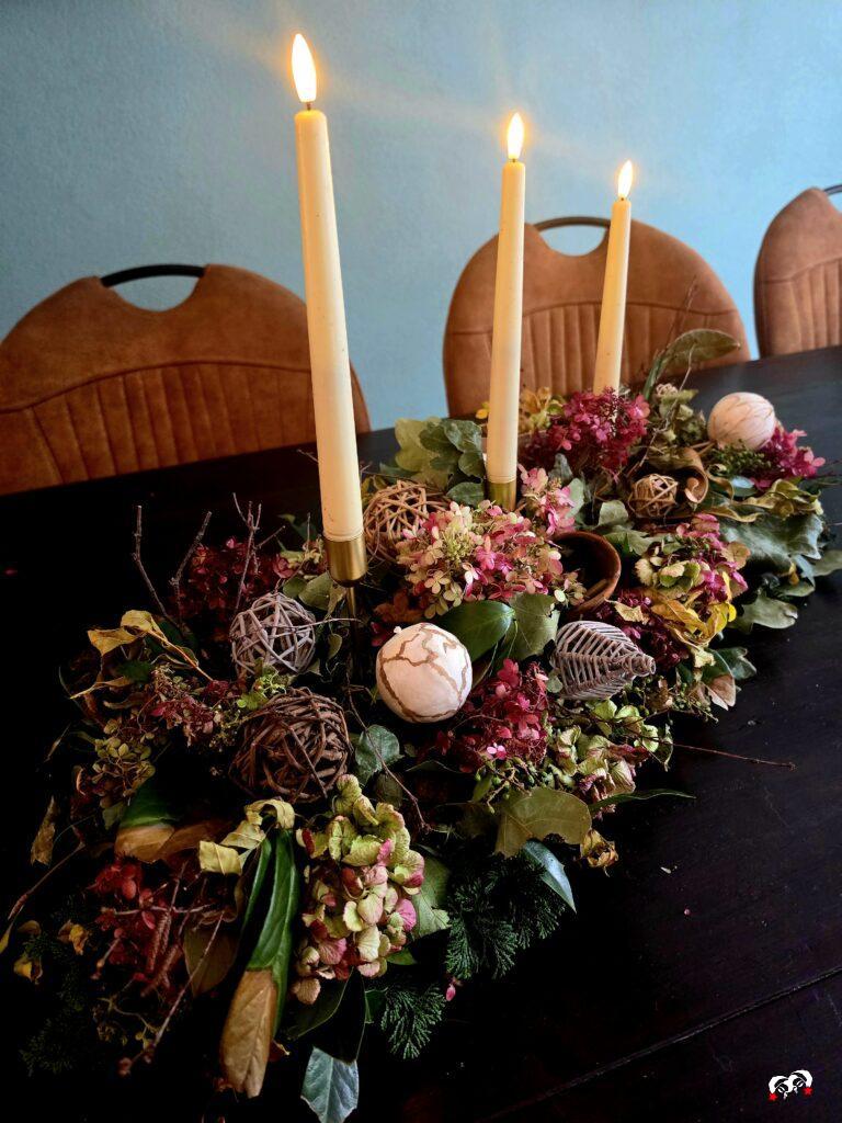Sfeervol herfst tafelstuk met brandende kaarsen voor een warme avond